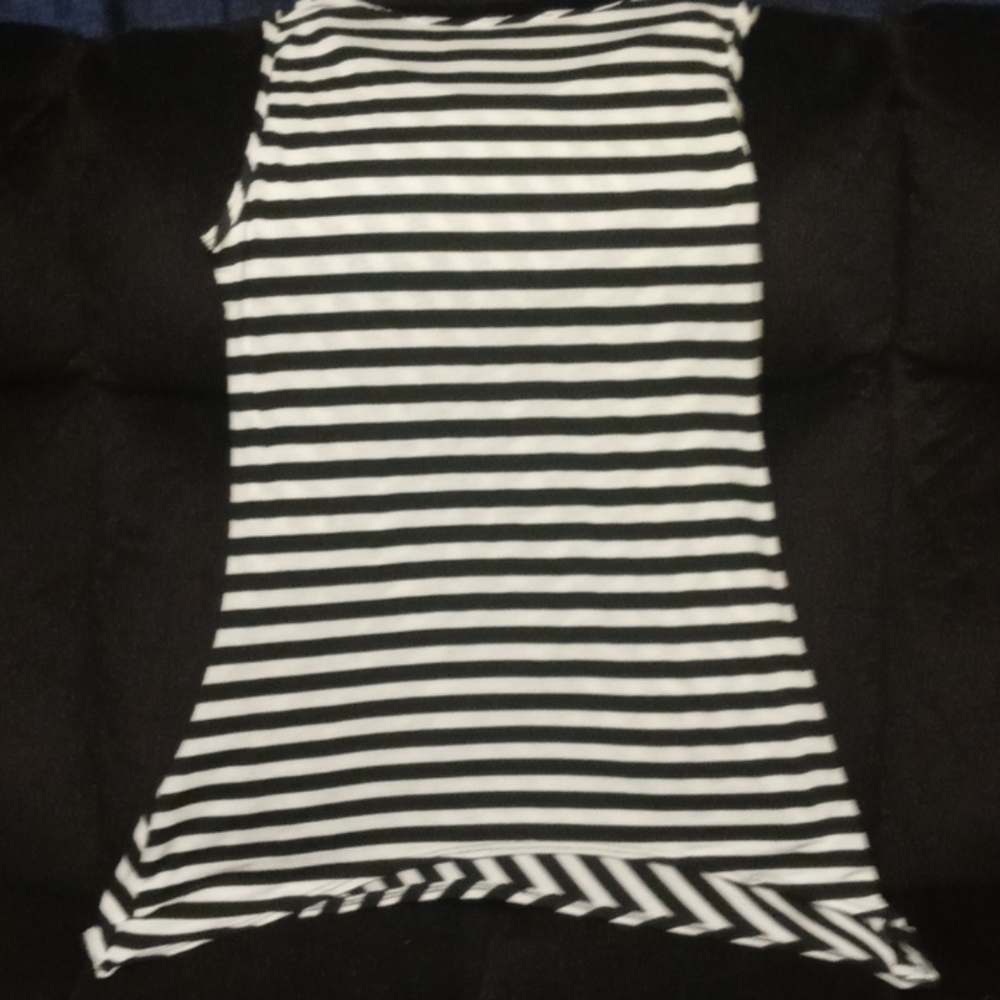 🤍🖤SLEEVELESS TOP WITH ANGLES🤍🖤 - Picture 2 of 2